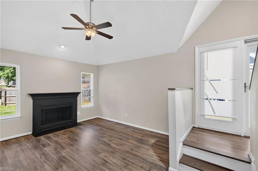 916 Woodcreek DR, NEWPORTNEWS VA 23608 - Photo 5