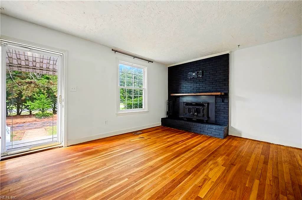 568 Yorktown RD, NEWPORT NEWS VA 23603 - Photo 5