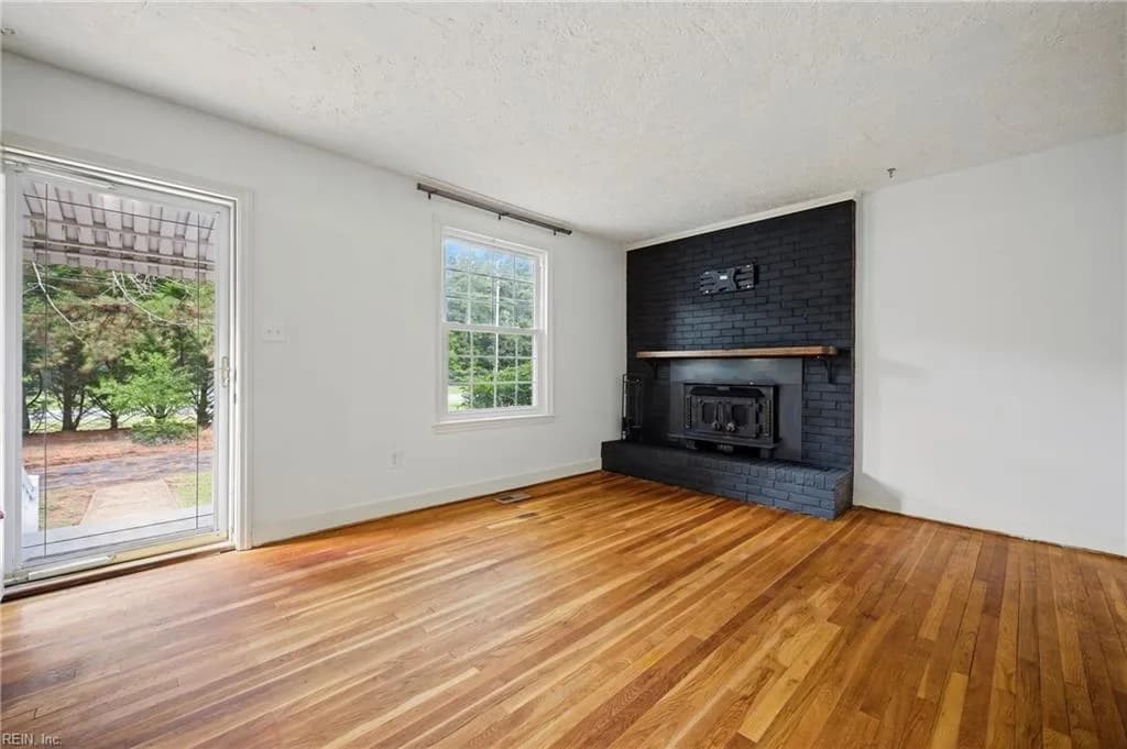 568 Yorktown RD, NEWPORTNEWS VA 23603 - Photo 5