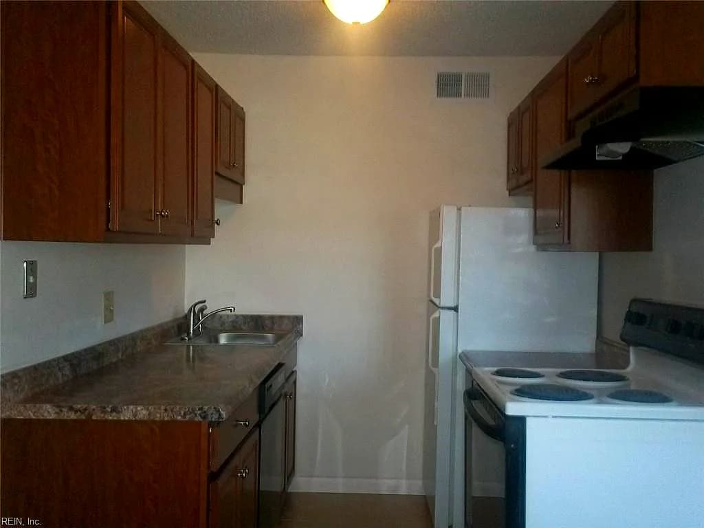 913 Leisure SQ #201, VIRGINIA BEACH VA 23451 - Main photo