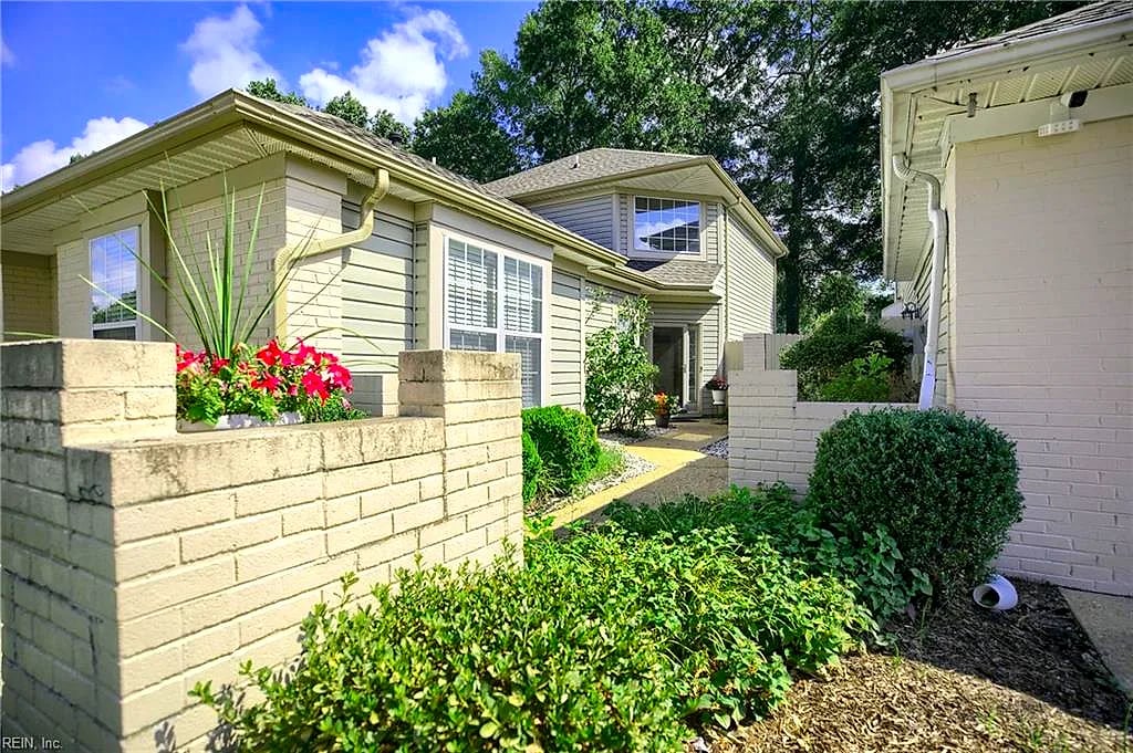 946 Nicklaus DR, NEWPORT NEWS VA 23602