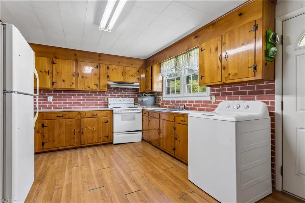 610 Morris DR, NEWPORTNEWS VA 23605 - Photo 3
