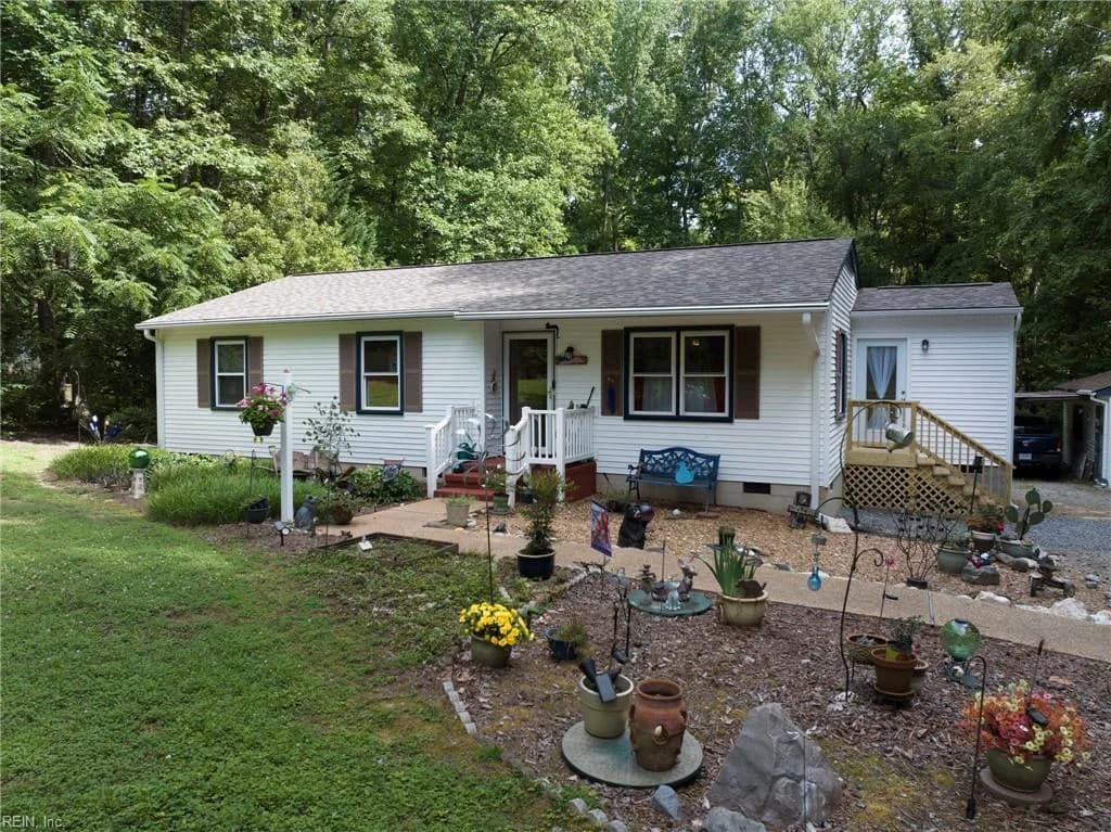 6394 Meadow DR, GLOUCESTER VA 23061 - Main photo