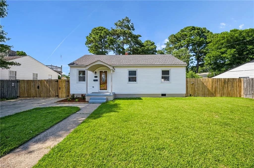 218 Castlewood RD, PORTSMOUTH VA 23702 - Main photo