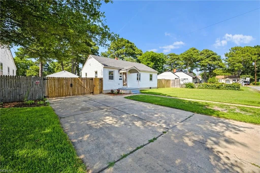 218 Castlewood RD, PORTSMOUTH VA 23702 - Photo 4