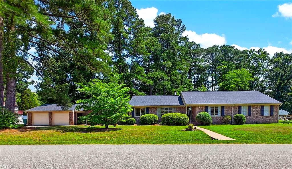 313 Pond DR, Suffolk — 3 bed Residential, 2,729 sqft
