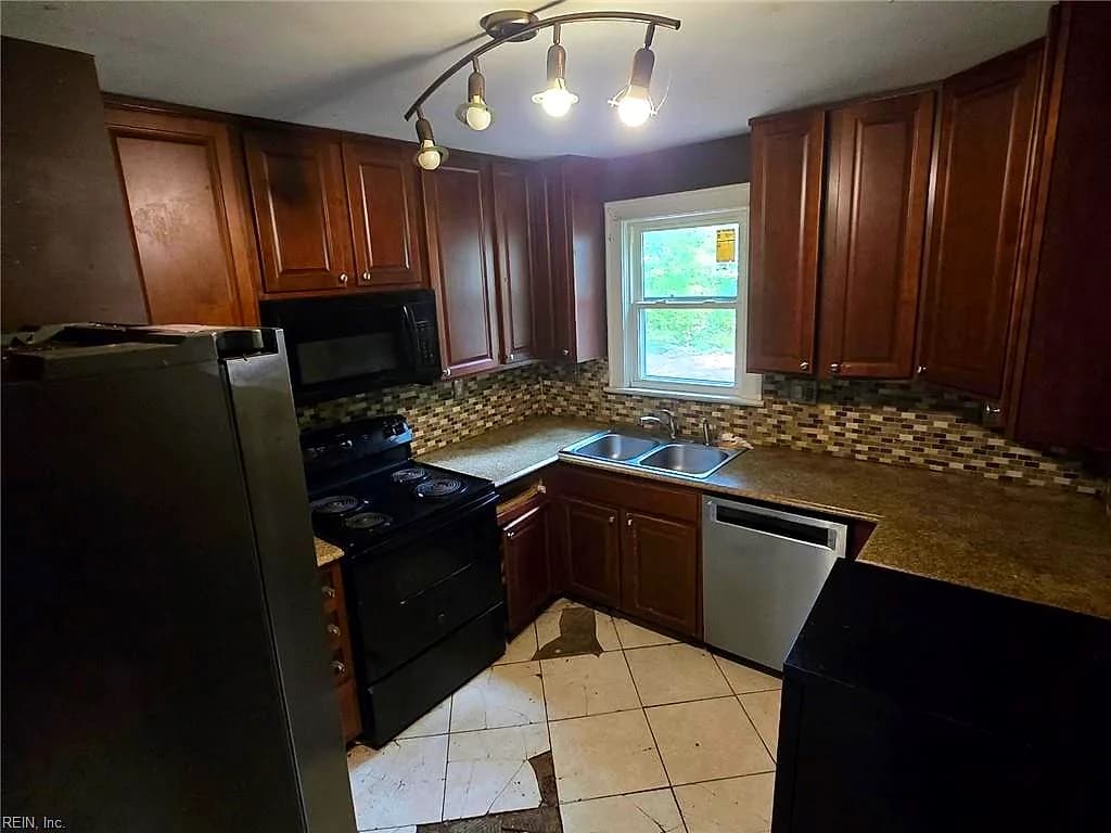 4881 Robin Hood RD, NORFOLK VA 23513 - Photo 3