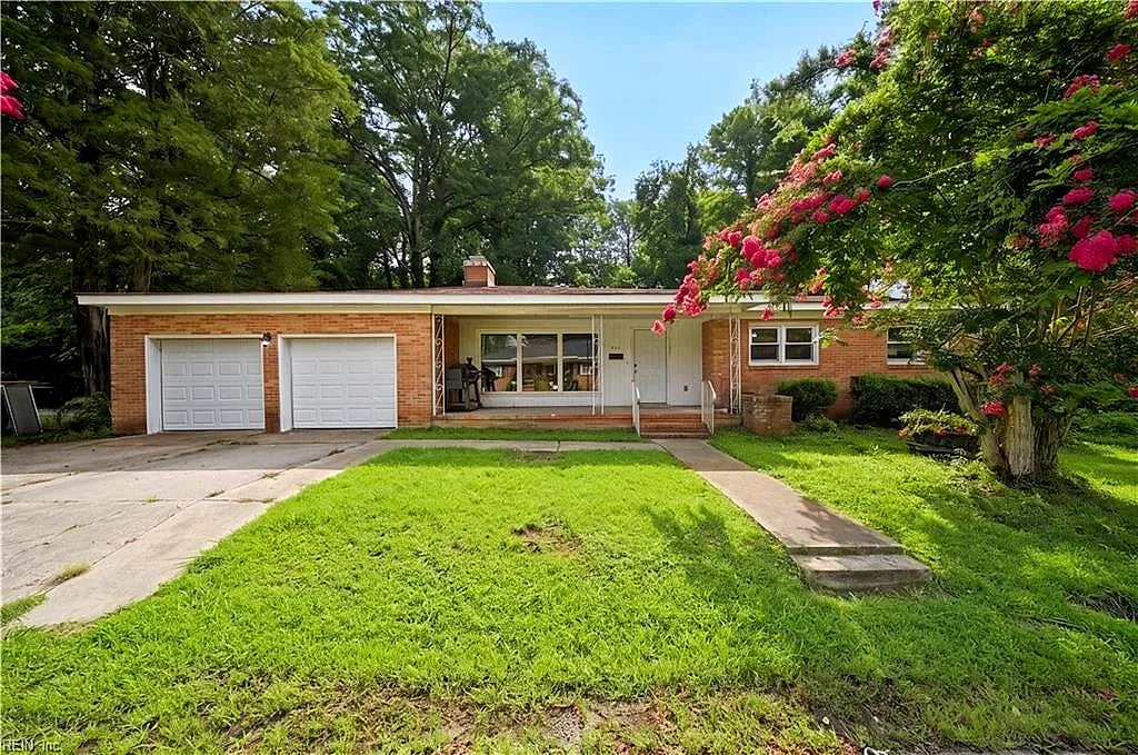524 Hollywood AVE, Suffolk — 3 bed Residential, 1,537 sqft