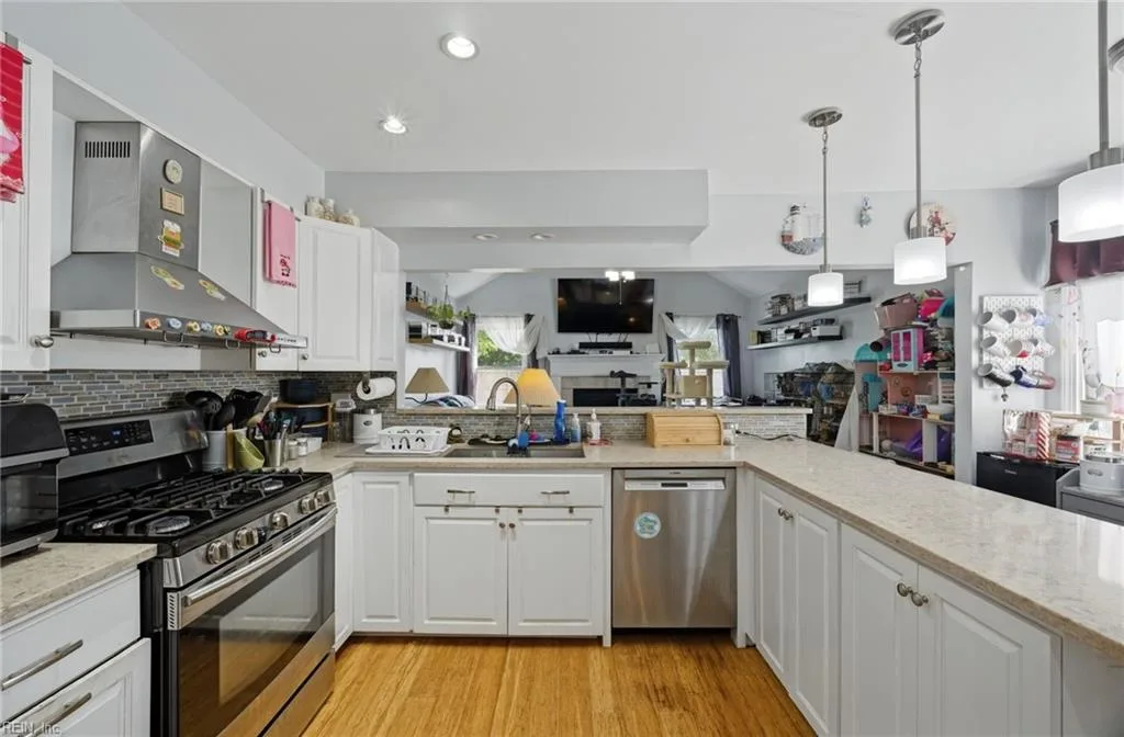 111 Dunn CIR, HAMPTON VA 23666 - Photo 4