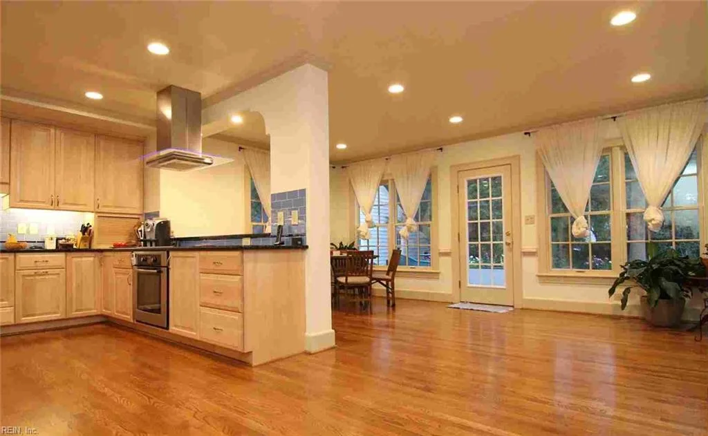 34 Elm AVE, NEWPORT NEWS VA 23601