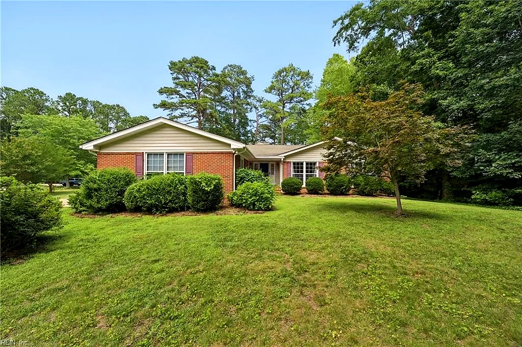 404 W Woodland DR, YORKTOWN VA 23692 - Main photo