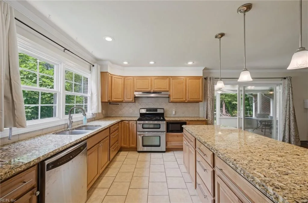 404 W Woodland DR, YORKTOWN VA 23692 - Photo 5