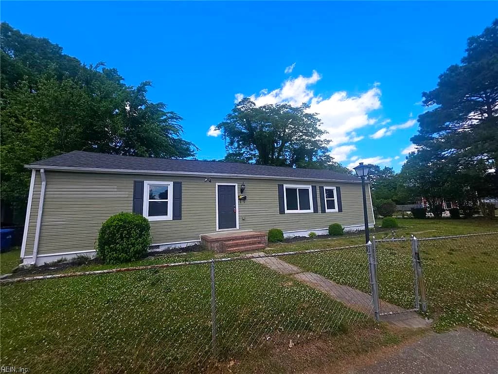 2 Carver CIR, PORTSMOUTH VA 23701