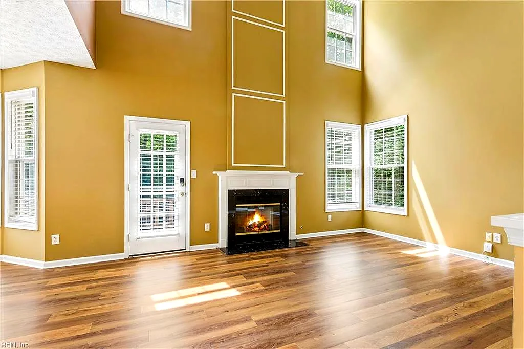 6100 Shrewsbury SQ, Williamsburg — 3 bed Residential, 2,227 sqft