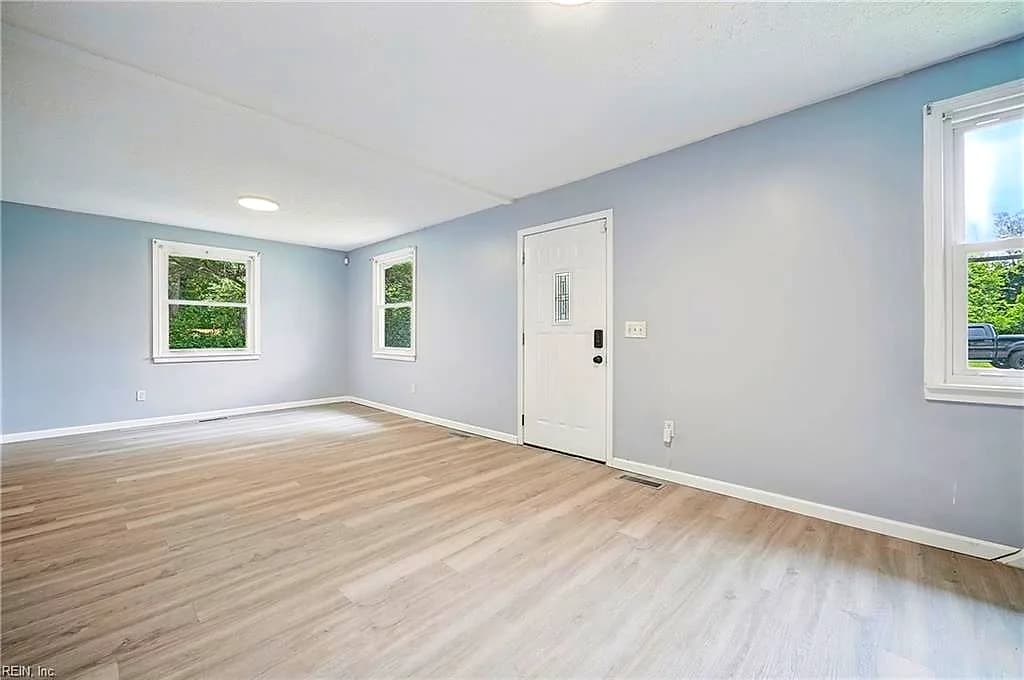 19 E Lamington RD, HAMPTON VA 23669 - Photo 5