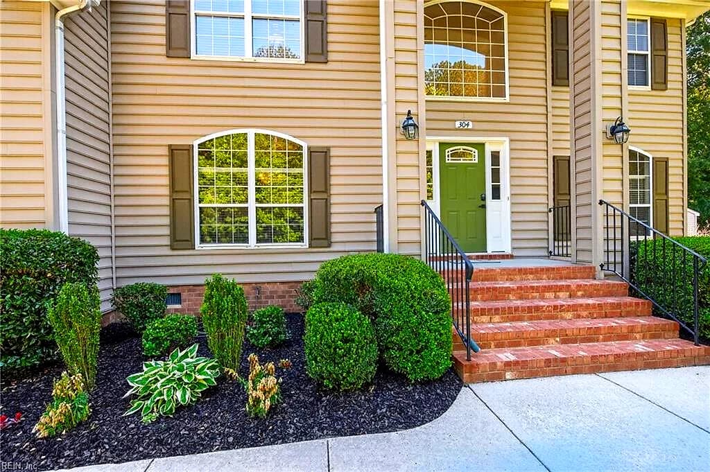 304 Wellington CIR, SMITHFIELD VA 23430 - Photo 3