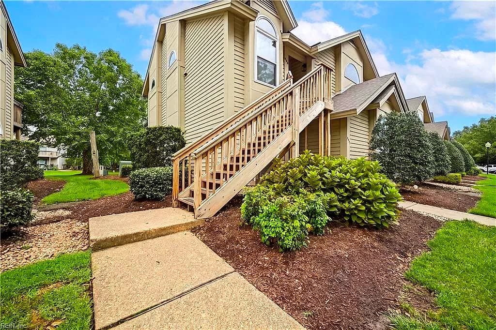 449 E Lake CIR, CHESAPEAKE VA 23322 - Photo 3