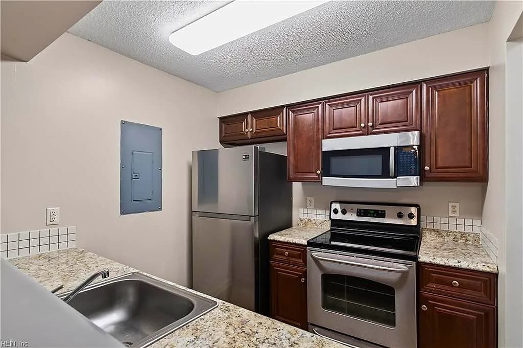 10 Tamarisk QUAY #B, HAMPTON VA 23666 - Main photo