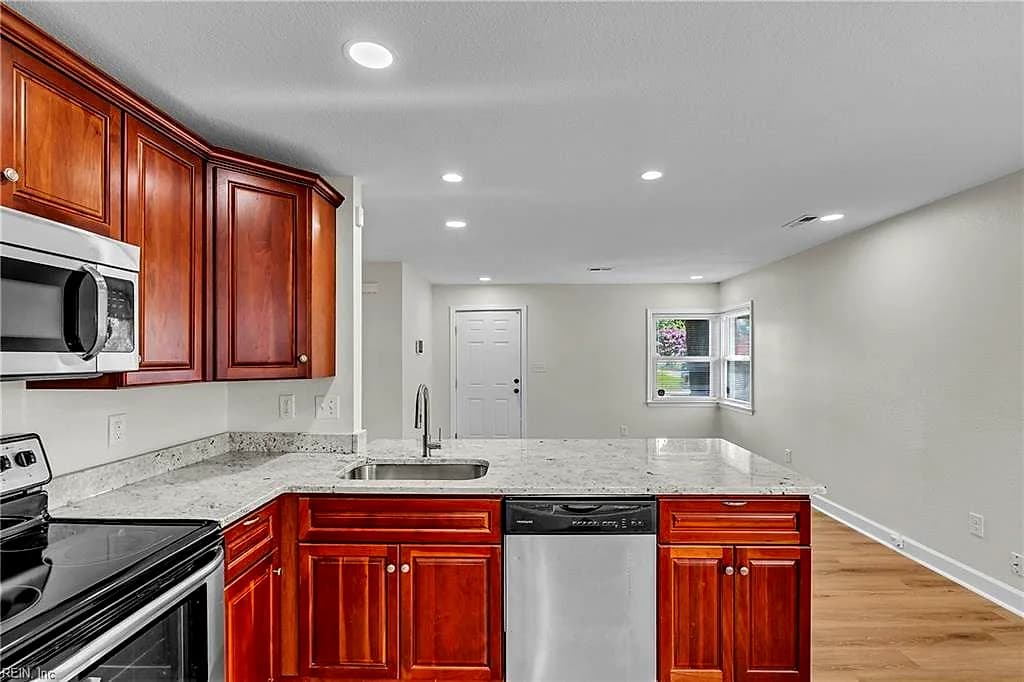 543 Draper DR, NORFOLK VA 23505 - Photo 3