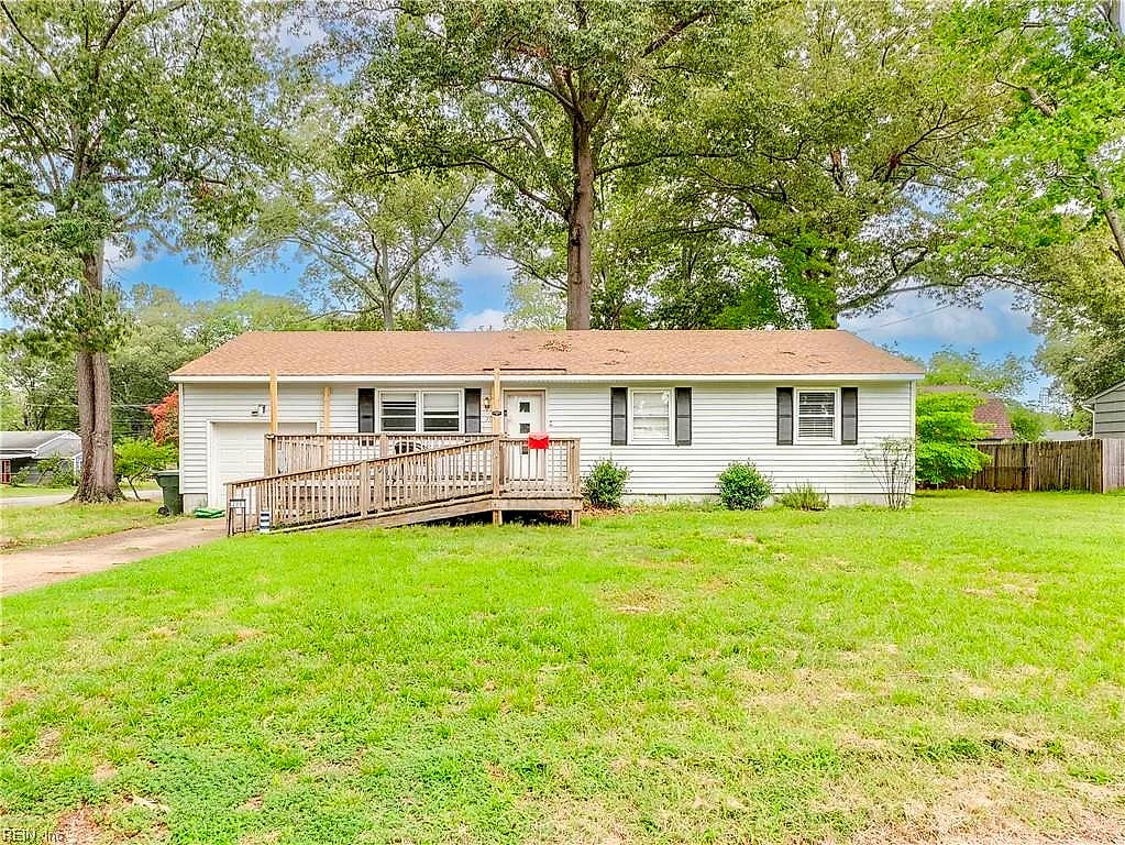 208 Collins DR, NEWPORT NEWS VA 23601