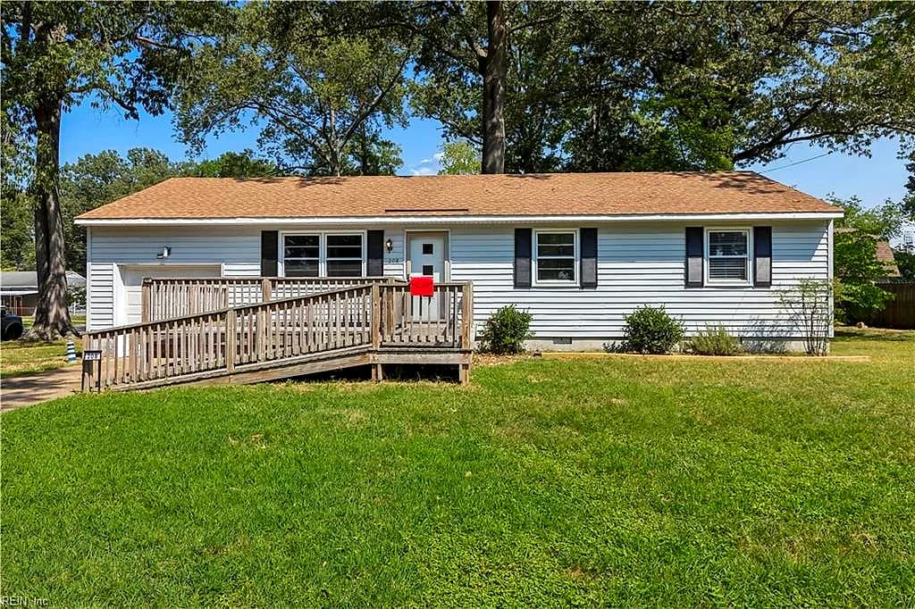 208 Collins DR, NEWPORT NEWS VA 23601 - Photo 3