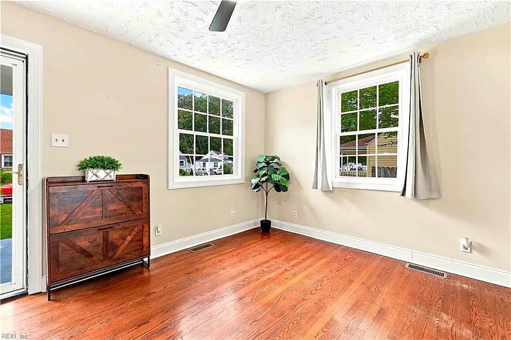 215 Tareyton LN, PORTSMOUTH VA 23701 - Photo 4