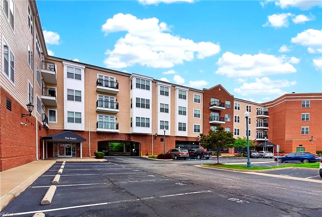 670 Town Center DR #404, NEWPORT NEWS VA 23606