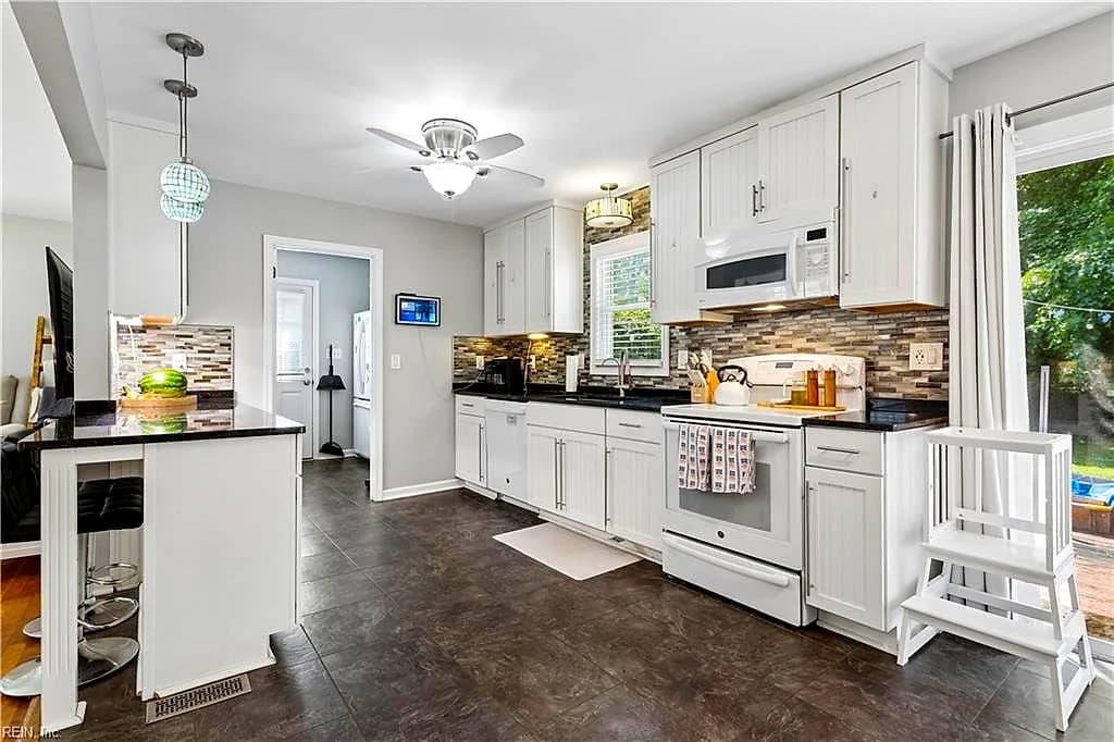 102 Temple ST, HAMPTON VA 23664 - Photo 5
