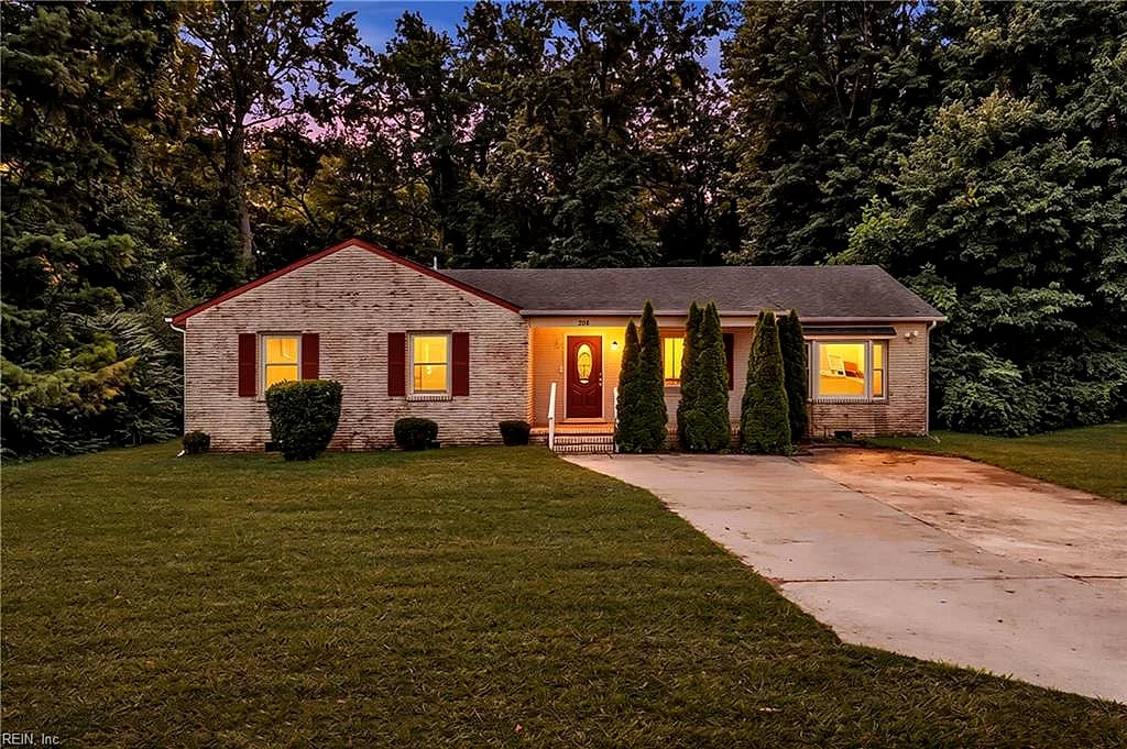 208 Locust ST, Suffolk — 3 bed Residential, 1,607 sqft