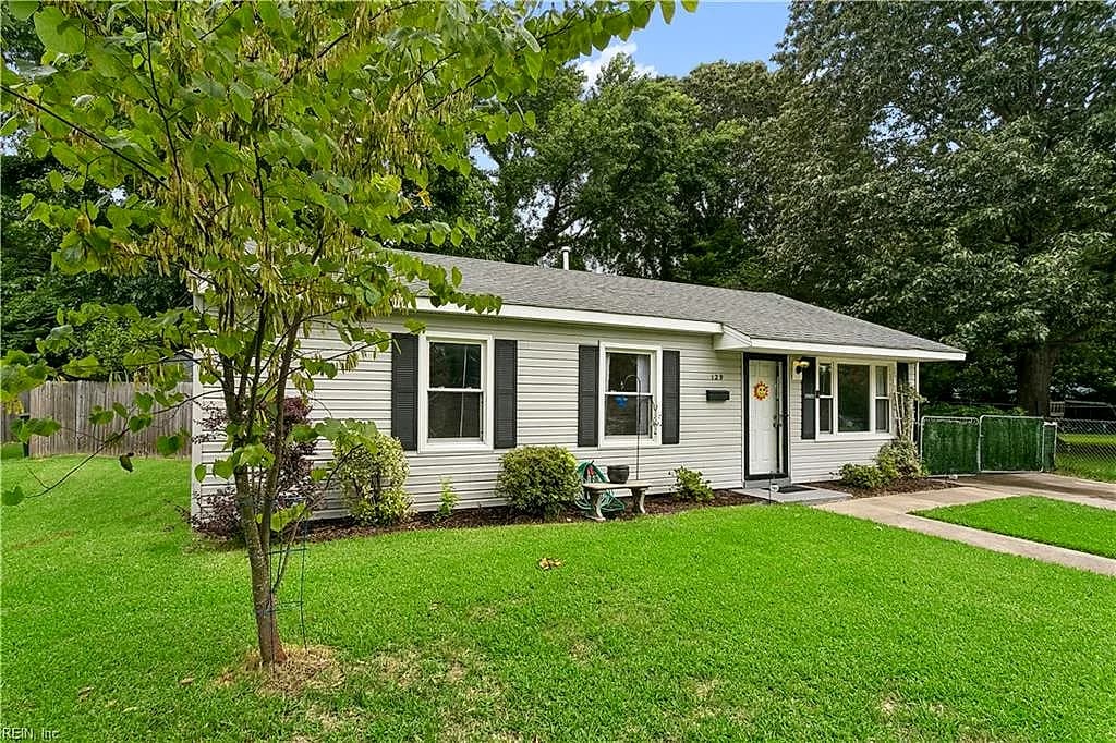 129 Peachtree LN, HAMPTON VA 23669 - Photo 4