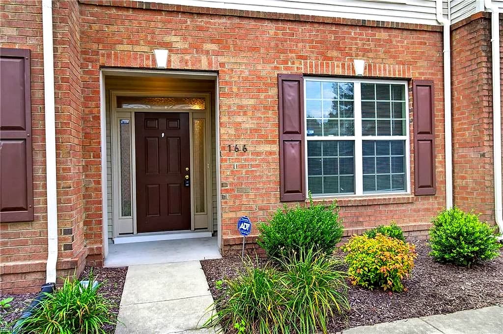 166 Hemisphere CIR, NEWPORT NEWS VA 23601 - Photo 3