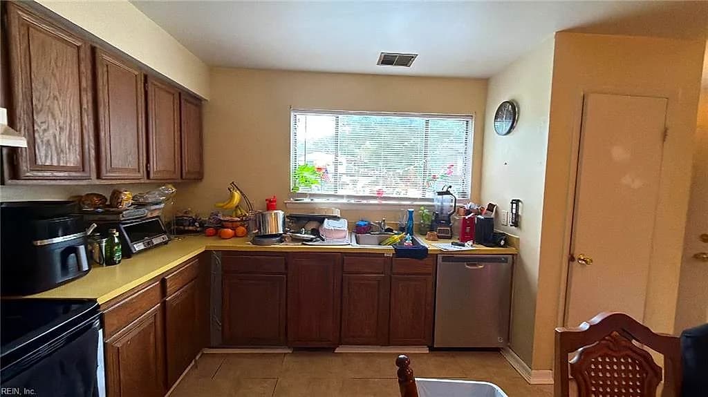 1070 Willow Green DR, NEWPORT NEWS VA 23602 - Photo 4