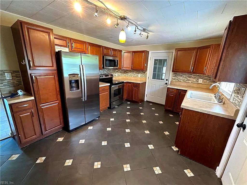 1031 E Leicester AVE, NORFOLK VA 23503 - Photo 3