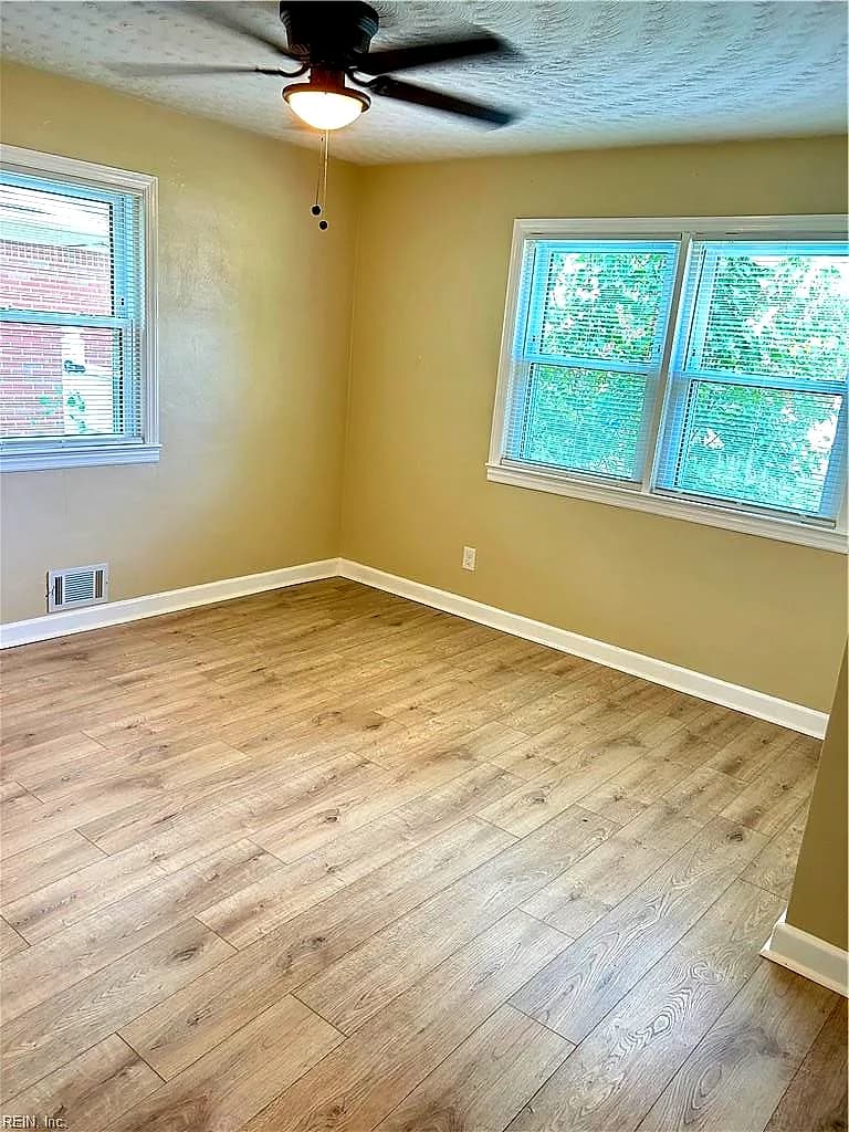 1031 E Leicester AVE, NORFOLK VA 23503 - Photo 5