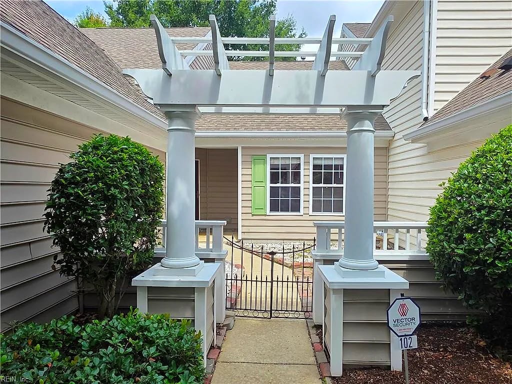 102 Lands End LN, Carrollton — 2 bed Residential, 1,486 sqft