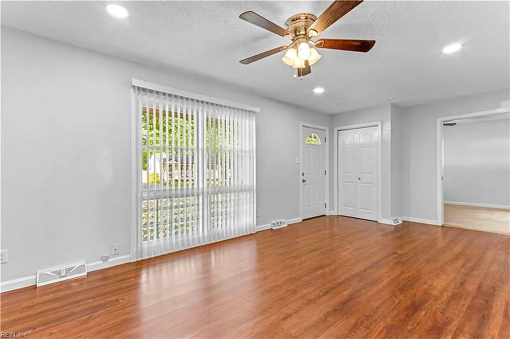 2124 Jeffrey DR, NORFOLK VA 23518 - Photo 2