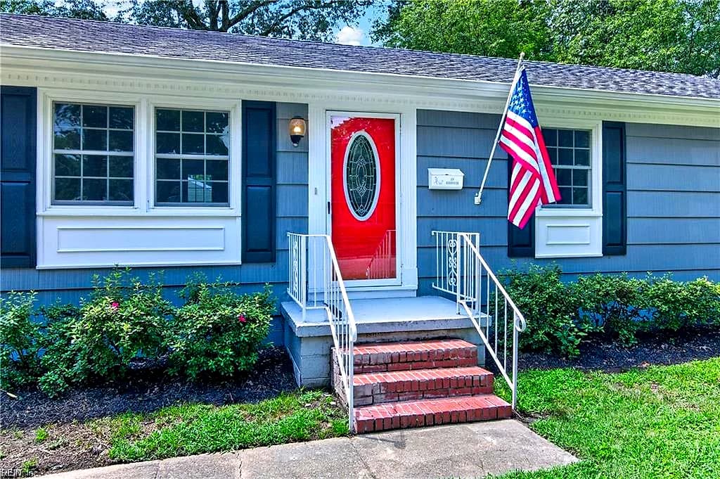 203 Robinson DR, NEWPORT NEWS VA 23601 - Photo 4