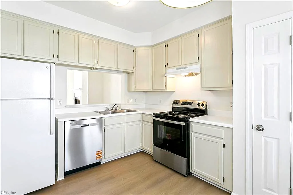 104 Monument CT, YORKTOWN VA 23693 - Photo 5