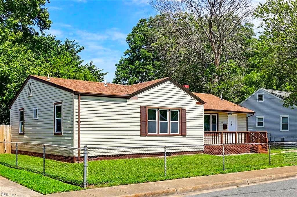 102 W Kelly AVE, HAMPTON VA 23663 - Photo 2