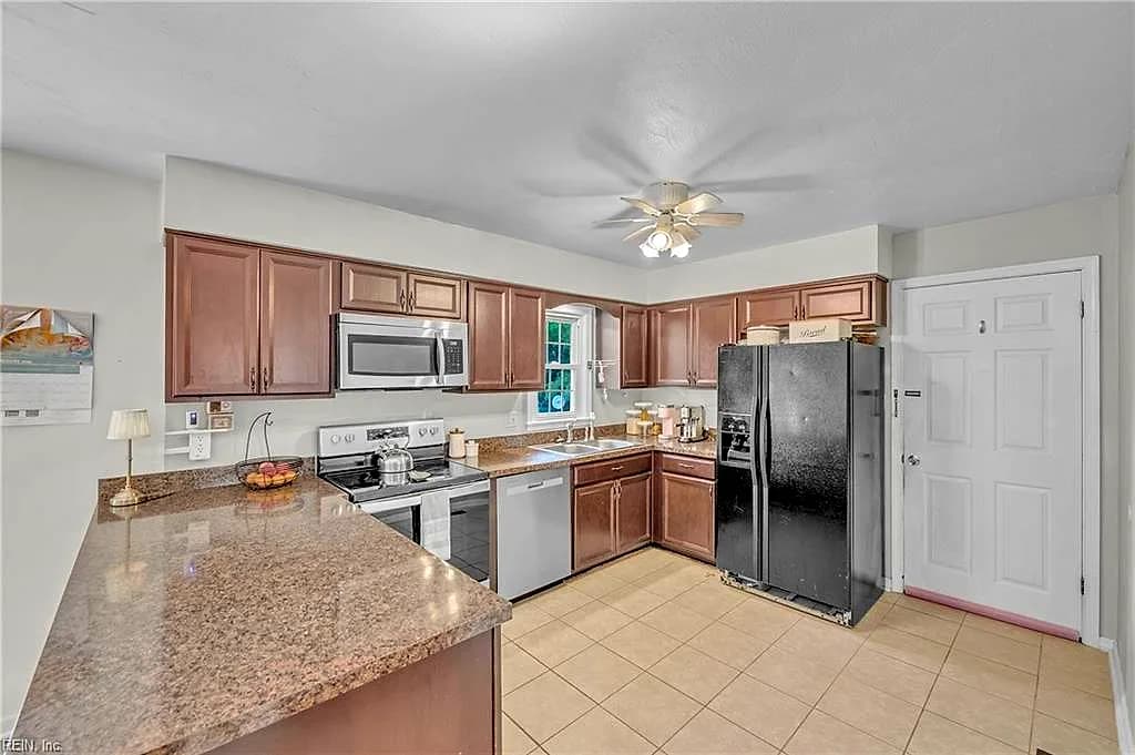 24 Sandra DR, NEWPORT NEWS VA 23608 - Photo 3