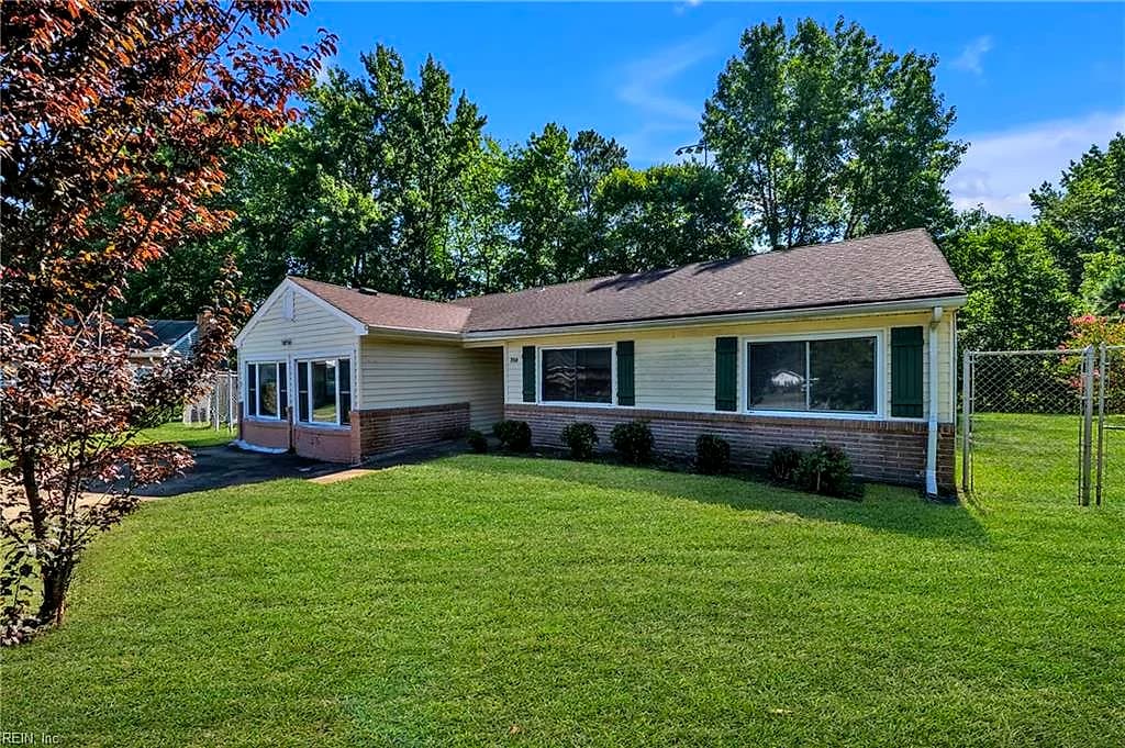 700 Saxon CT, CHESAPEAKE VA 23323 - Photo 3