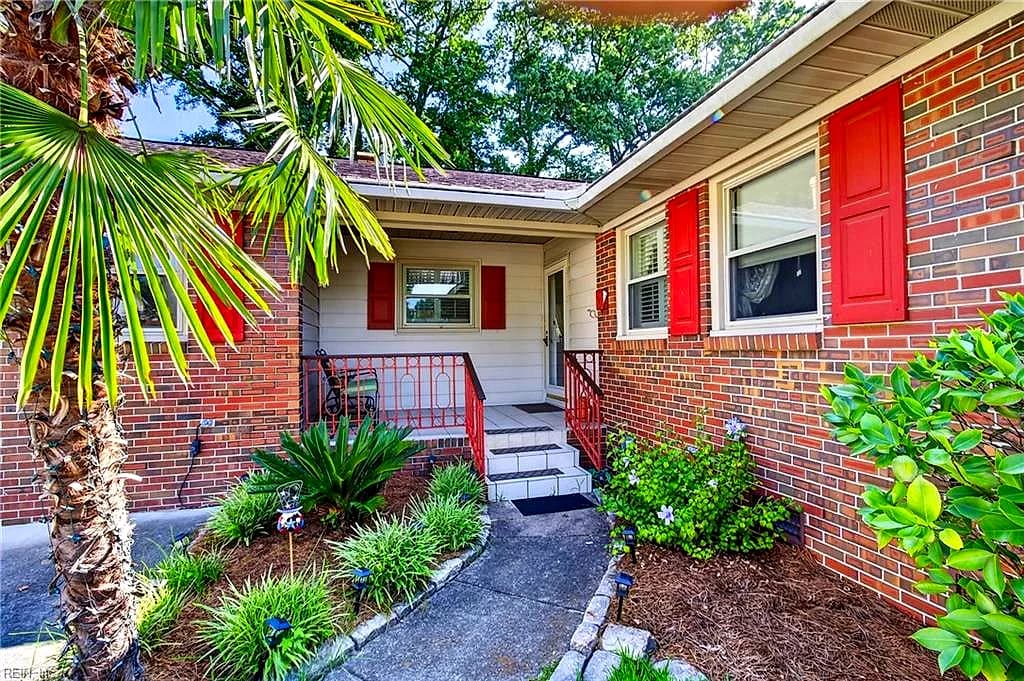 4704 Hunters Point DR, PORTSMOUTH VA 23703 - Photo 3