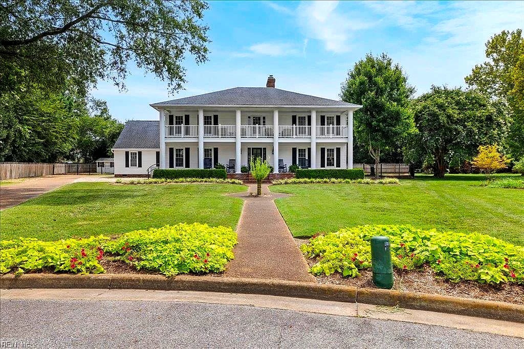 1904 Thomas Bishop CT, VIRGINIA BEACH VA 23454