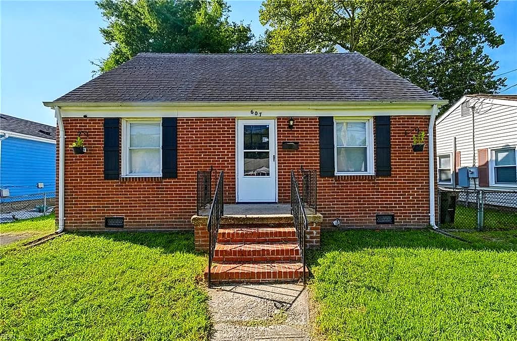 607 Lee ST, HAMPTON VA 23669 - Photo 2
