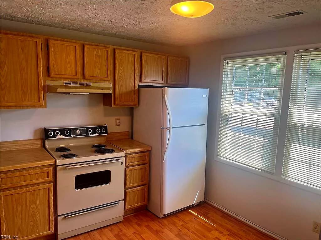 1318 PEABODY DR, HAMPTON VA 23666 - Photo 4