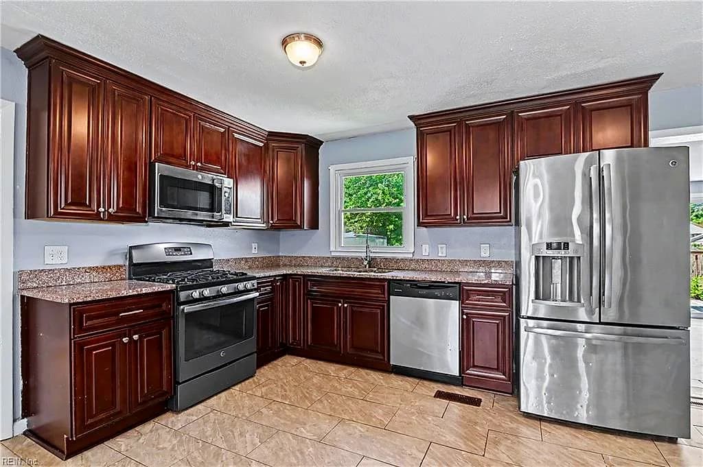 1102 Carrington CRES S, PORTSMOUTH VA 23701 - Photo 3