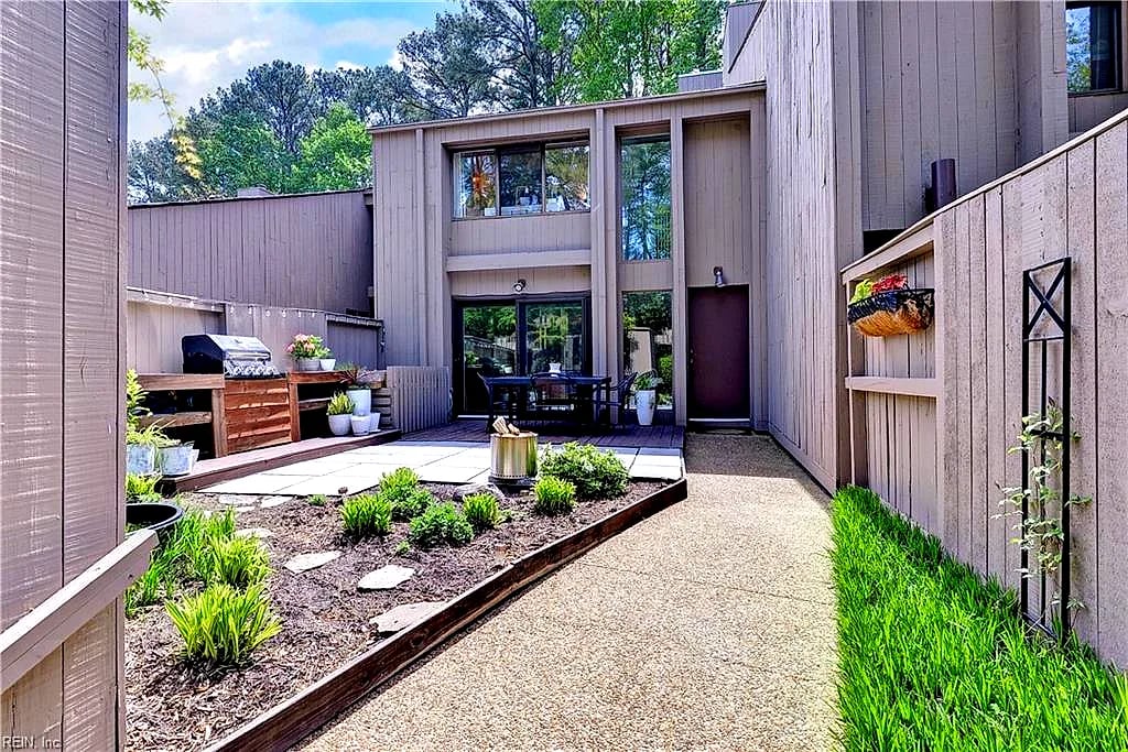 102 Harrops GLN, Williamsburg — 3 bed Residential, 1,900 sqft
