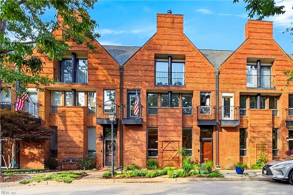 915 Botetourt GDNS, NORFOLK VA 23507 - Photo 2