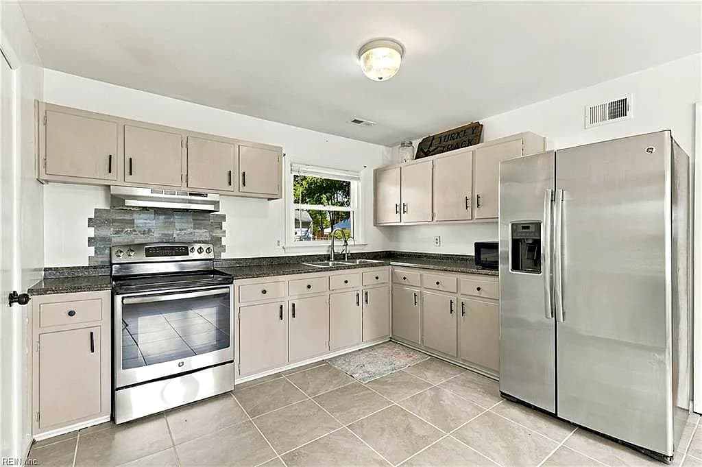 527 Stockton ST, HAMPTON VA 23669 - Photo 3
