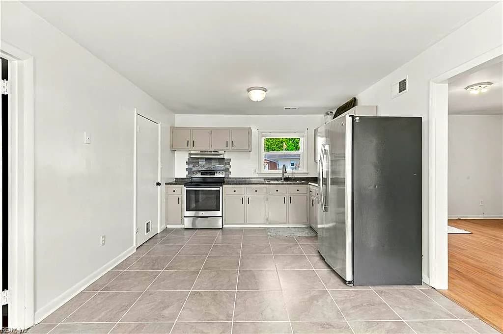 527 Stockton ST, HAMPTON VA 23669 - Photo 4